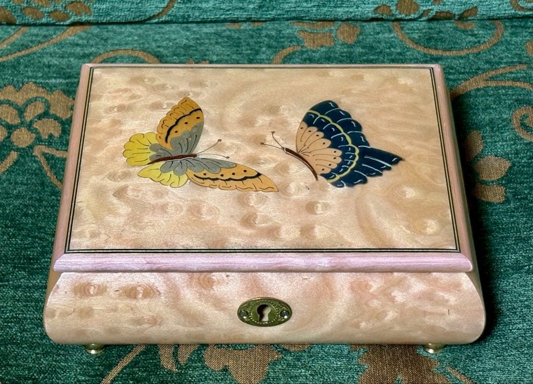 小樽オルゴール堂 オルゴール木製 色絵蝶々図曲:世界に一つだけの花 宝石箱化粧箱