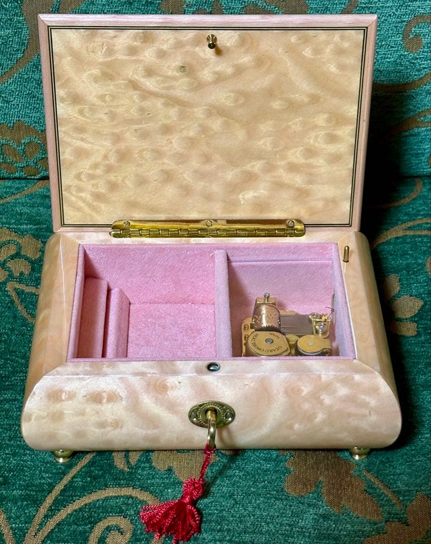 小樽オルゴール堂 オルゴール木製 色絵蝶々図曲:世界に一つだけの花 宝石箱化粧箱