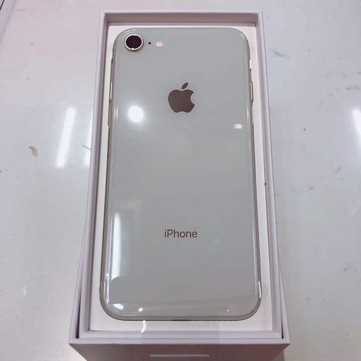 iphone8 64GB シルバー auのみ。