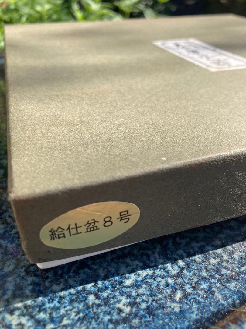 漆器 伝統的な赤色の丸型盆