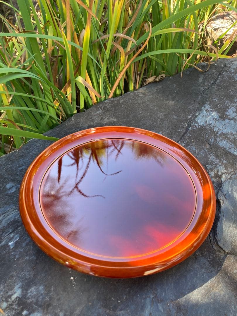 漆器 伝統的な赤色の丸型盆