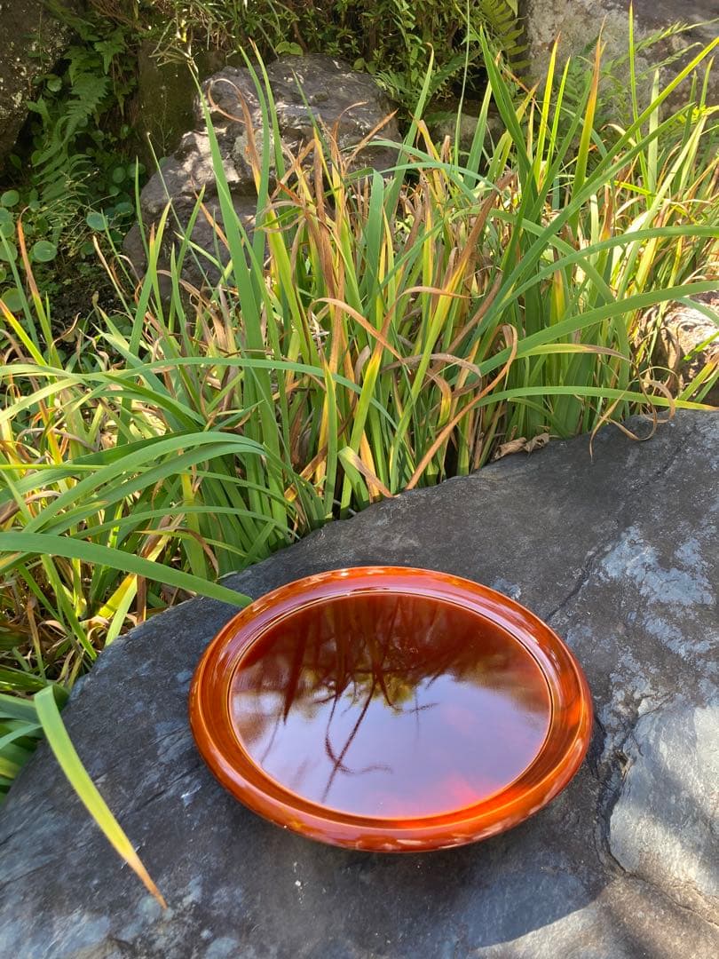 漆器 伝統的な赤色の丸型盆