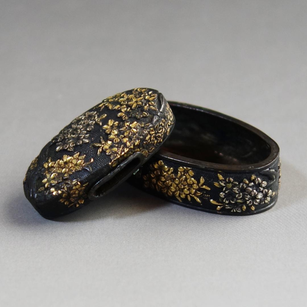 【赤銅魚子地 金銀色絵 桜花図縁頭】刀装具 縁頭 鍔 鐔 日本刀 武具 骨董