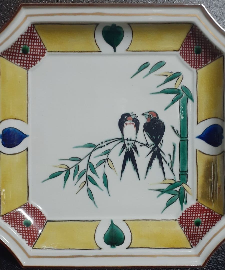 【日展特選作家】九谷焼【戸出政志】作　色絵　竹に燕の図　四方隅切角皿　飾り皿