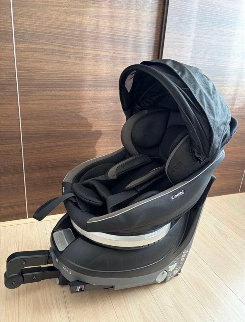 回転式ブラックチャイルドシート