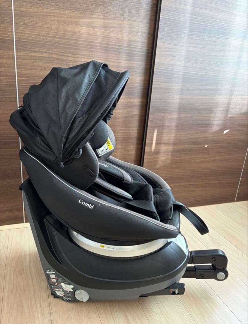 回転式ブラックチャイルドシート