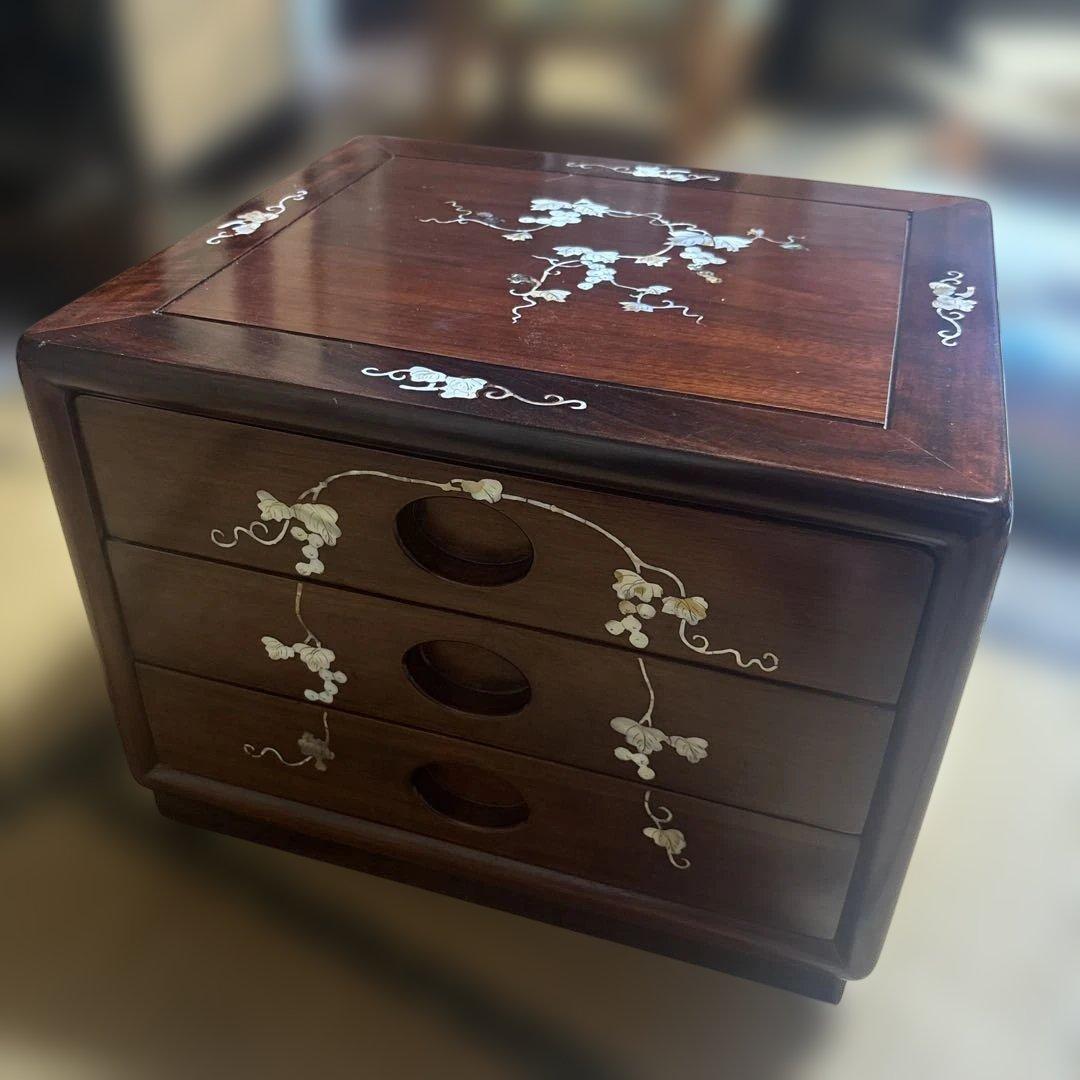 高級銘木 唐木 花梨無垢 螺鈿細工 木製3段小引き出し 箪笥 葡萄装飾 ①