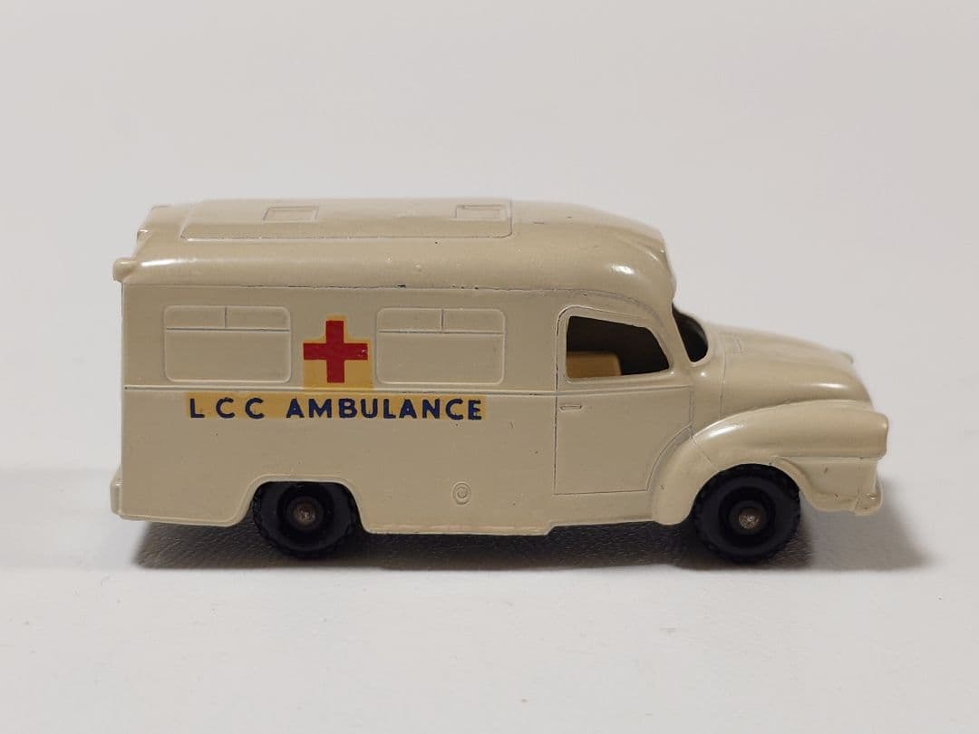 MATCHBOX 　No.14 　LOMAS AMBULANCE