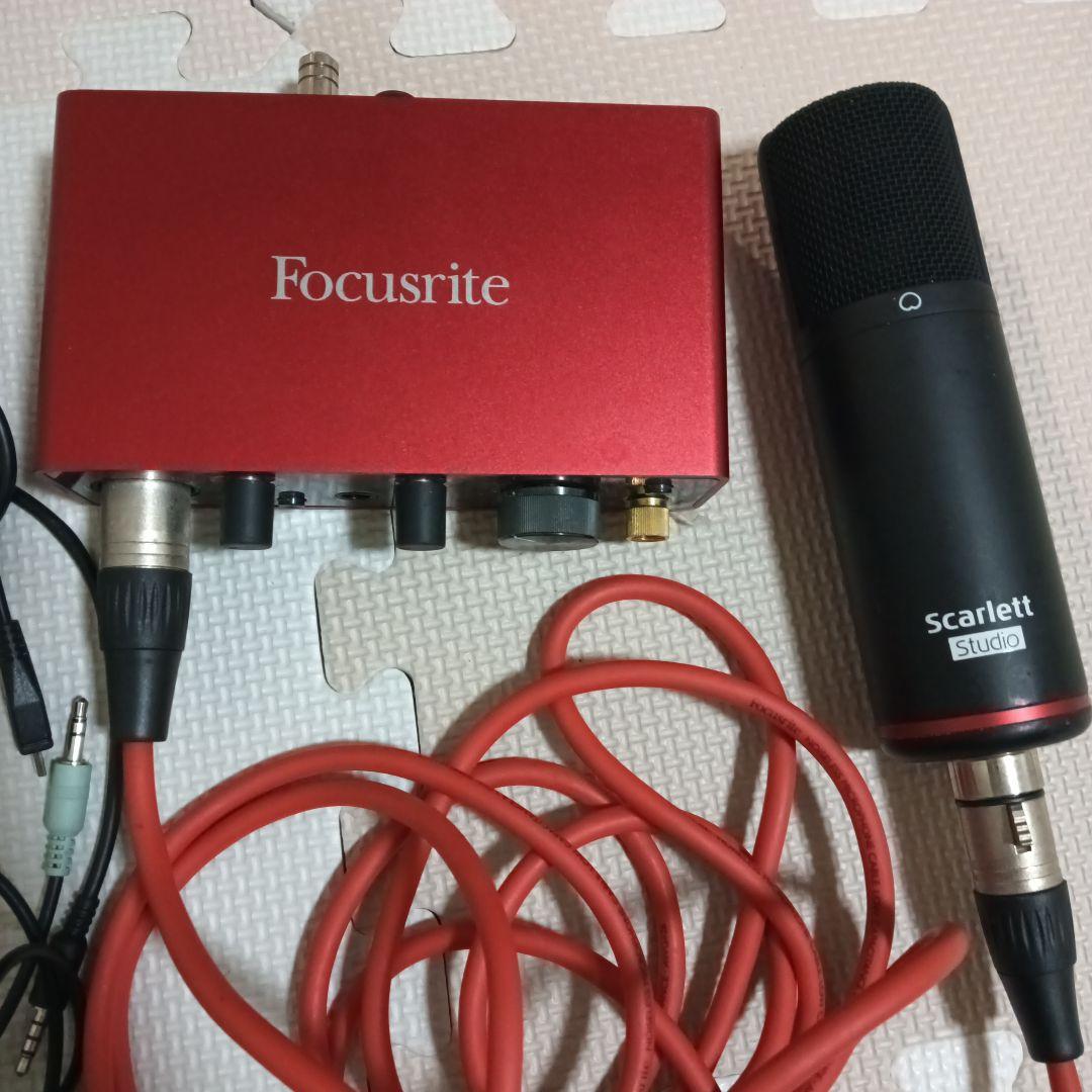 Focusrite Scarlett オーディオインターフェイス。
