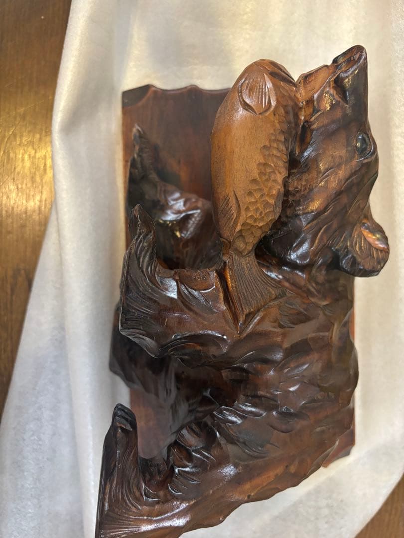 木製クマと魚の彫刻 約30cm