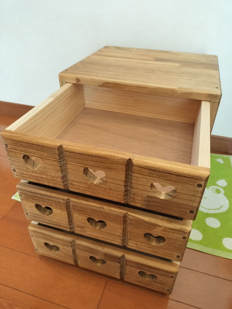 カントリー家具　９ハートの３段チェスト