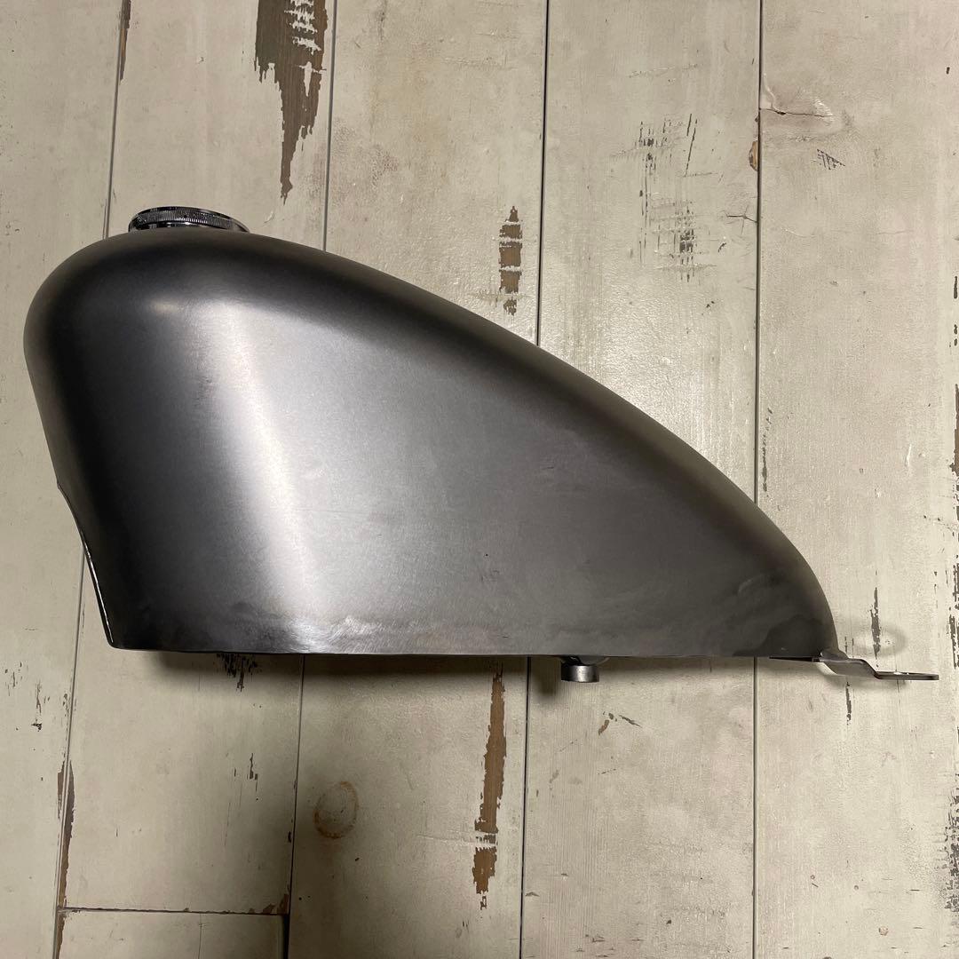 SR400用 超ナロースポーツスタータンク 未使用新品 キャップ、コック付き