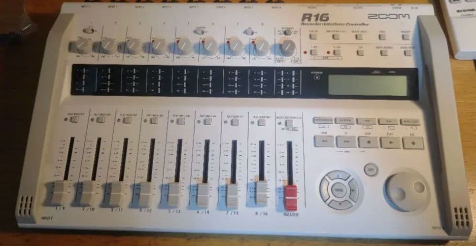 Zoom R16 マルチトラックレコーダー/オーディオインターフェース