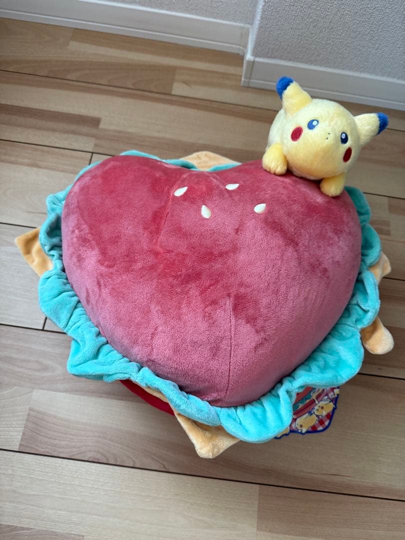 新品★ポケモン★ダイナー★ピカチュウ★ハート型クッション＆エプロン＆マスコット