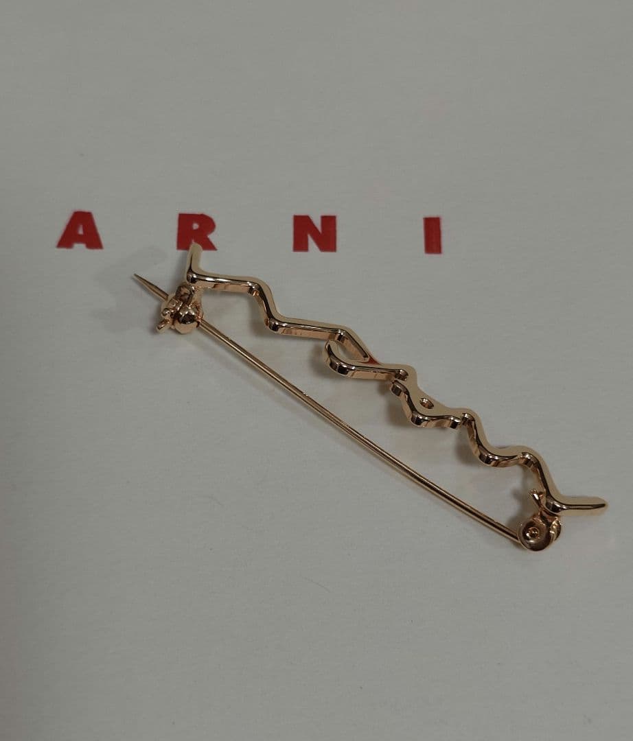 未使用　Marni ゴールド ロゴ　ブローチ