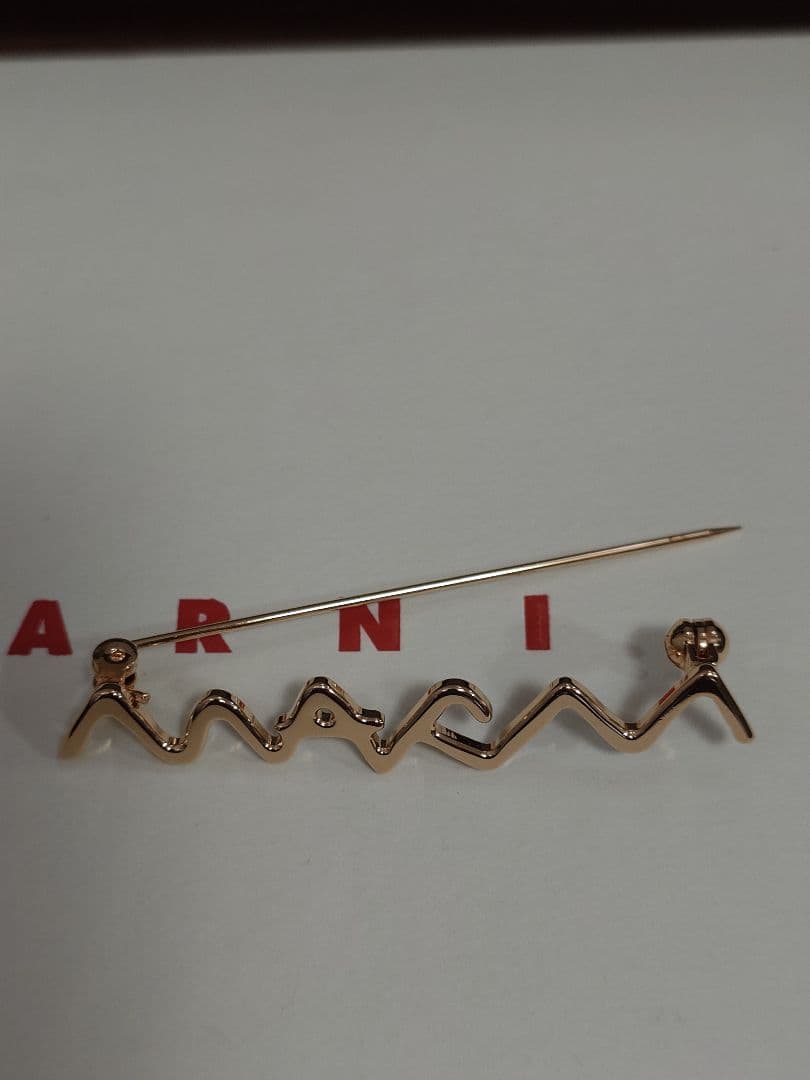 未使用　Marni ゴールド ロゴ　ブローチ