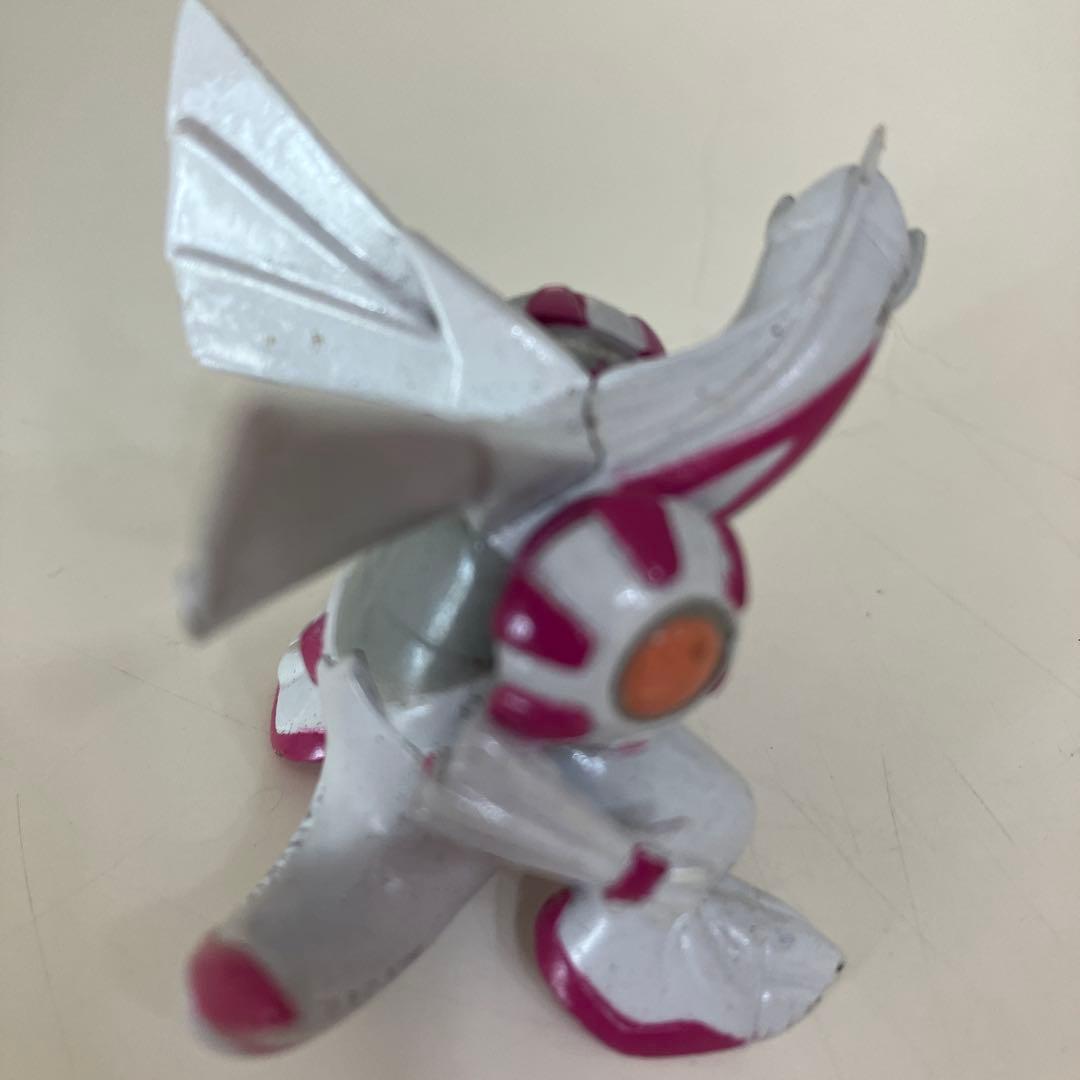 モンコレパルキア　ホワイトピンクのドラゴンフィギュア