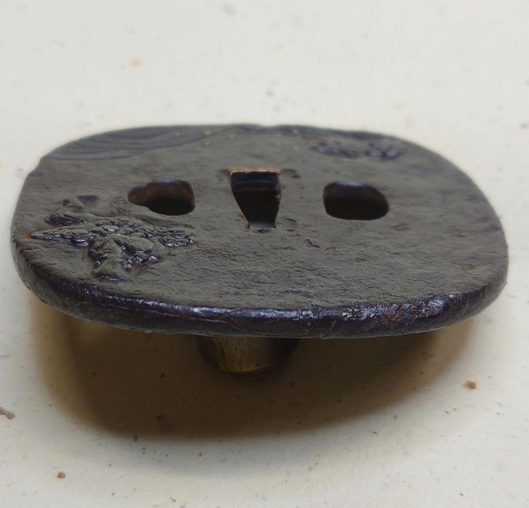 鉄鍔、鉄地に波に雲に乗る仙人？