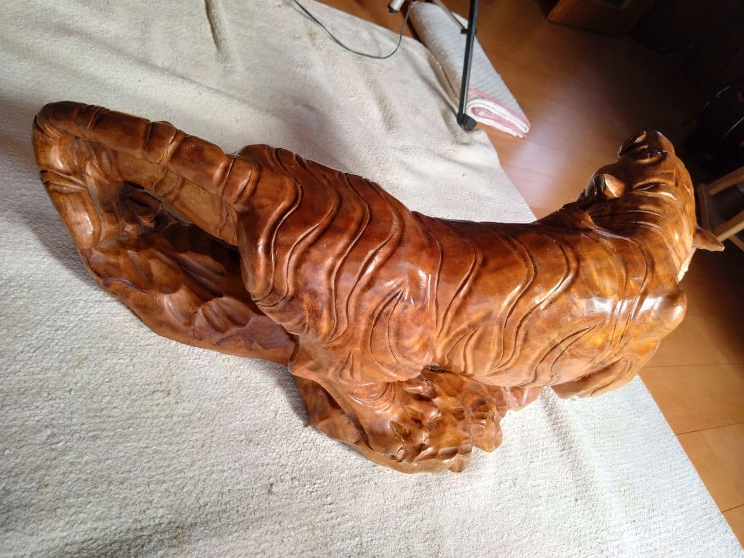 【美品 中古品】 虎の彫刻 木彫り 天然木 木製虎の彫刻 置物