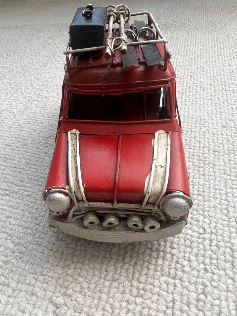 赤いミニカー スキー板付き