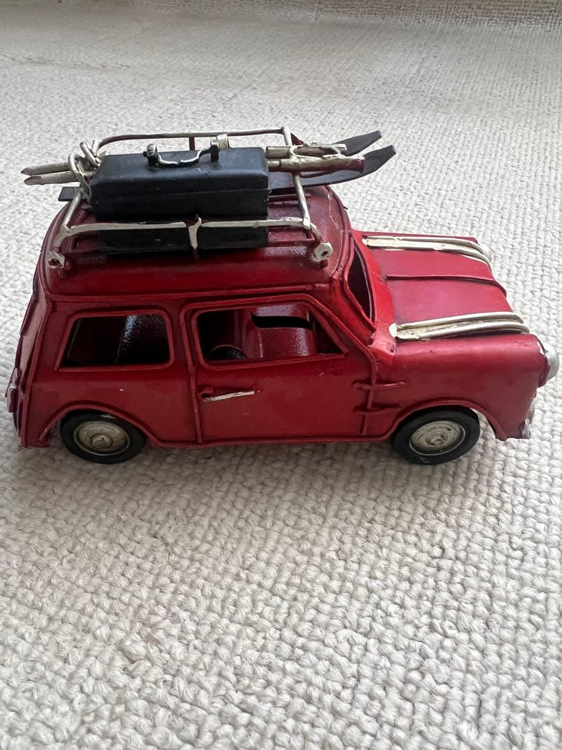 赤いミニカー スキー板付き