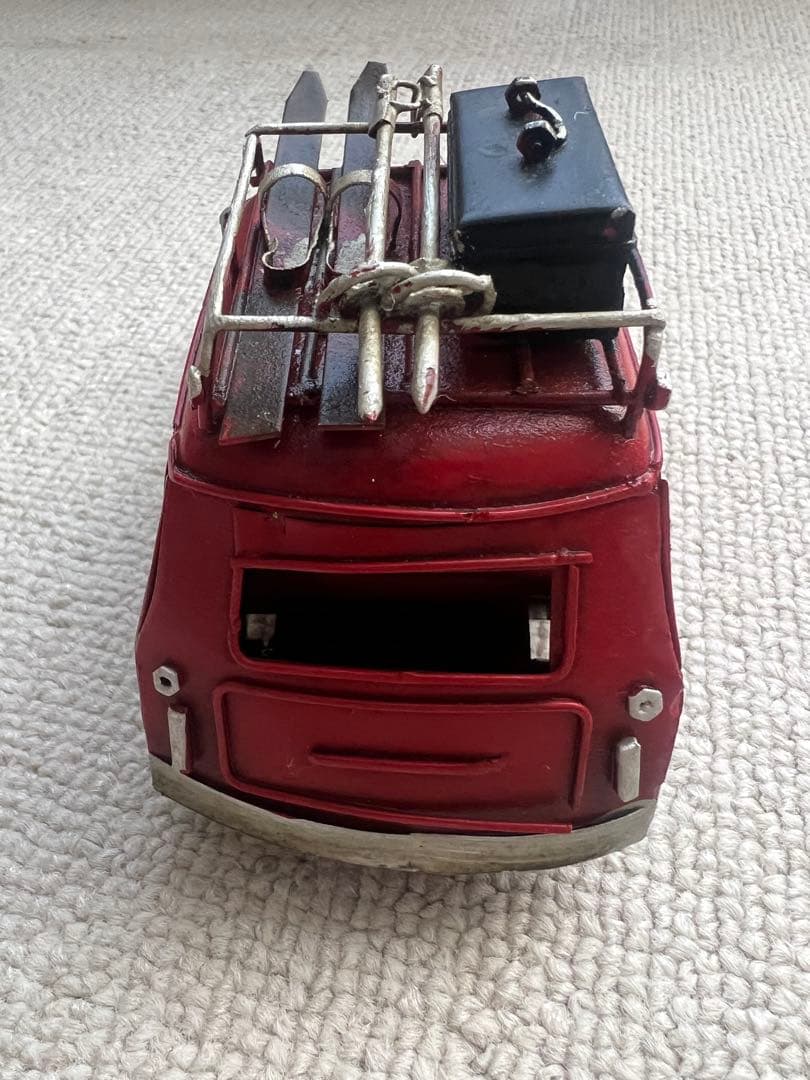 赤いミニカー スキー板付き