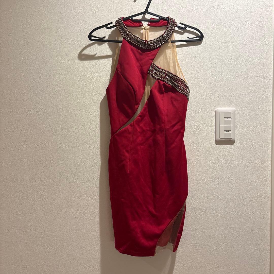 ビジュー付きハイネックレッドドレス