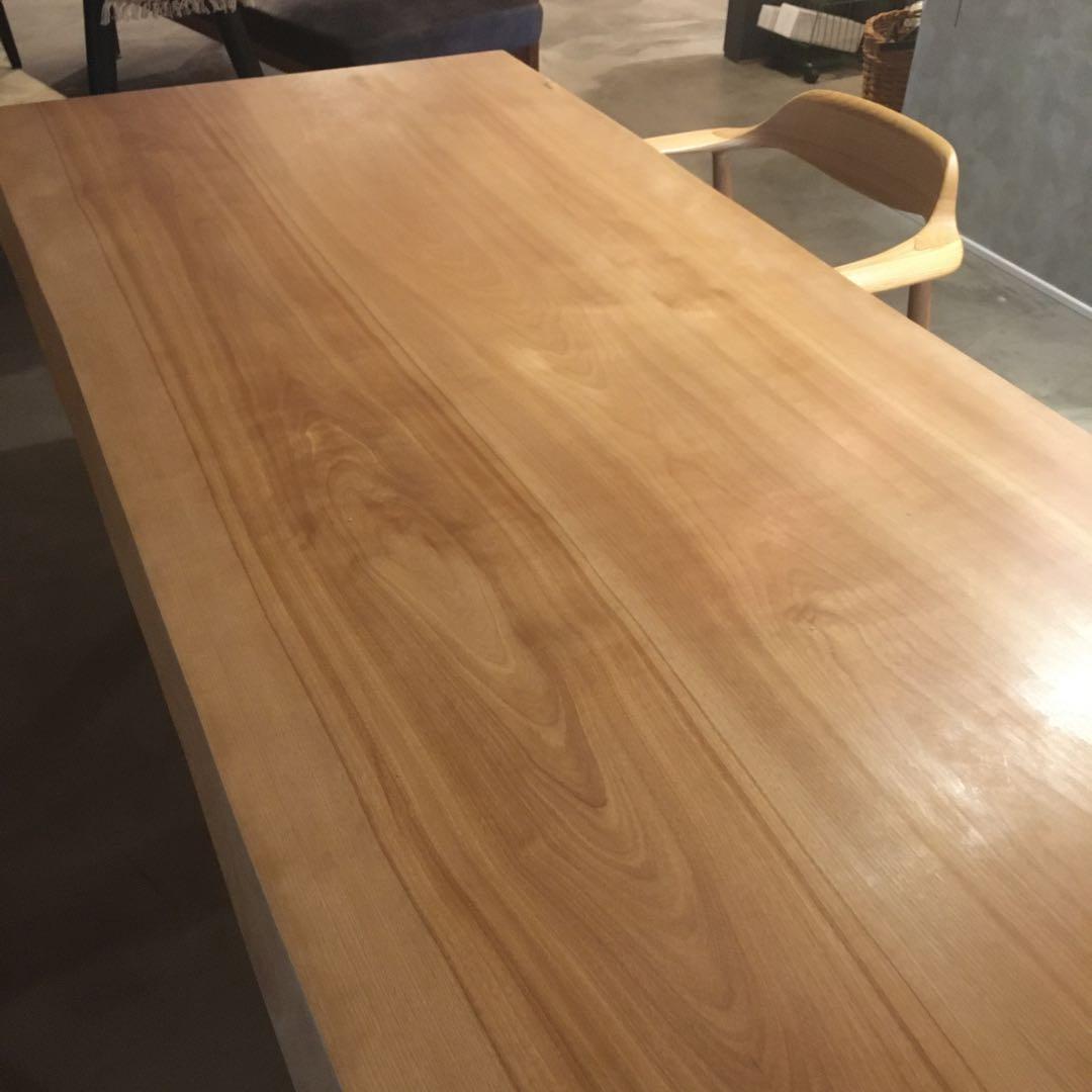 天然耳付きダイニングテーブル　さくら材