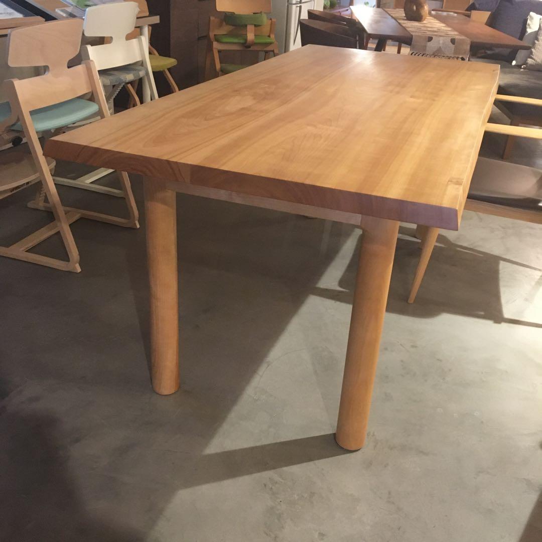 天然耳付きダイニングテーブル　さくら材