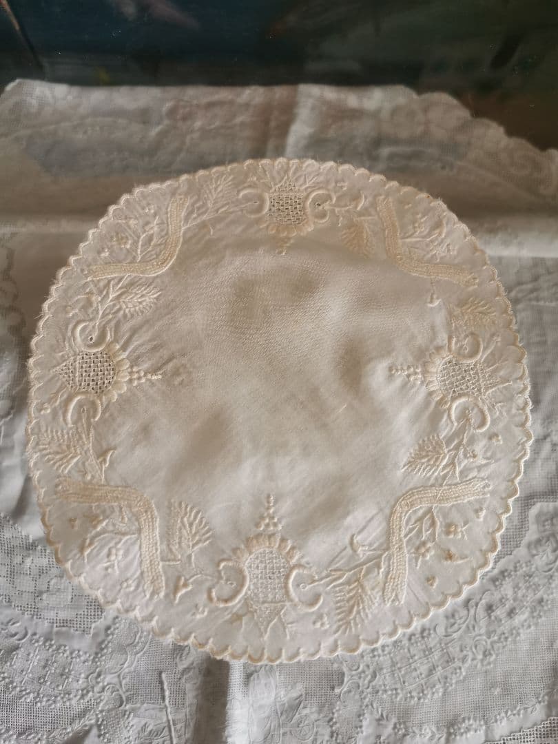 アンティーク スイス アペンツェル刺繍 精緻な白糸刺繍 プチスカラップドイリー