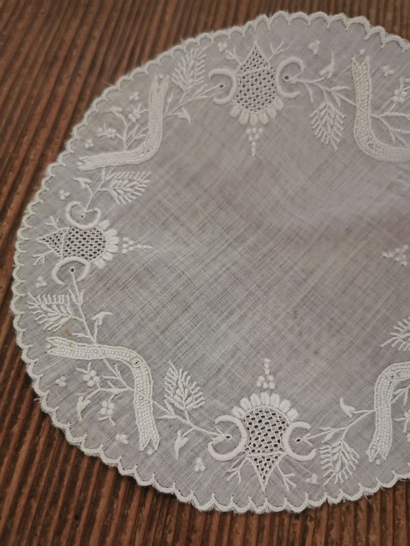 アンティーク スイス アペンツェル刺繍 精緻な白糸刺繍 プチスカラップドイリー