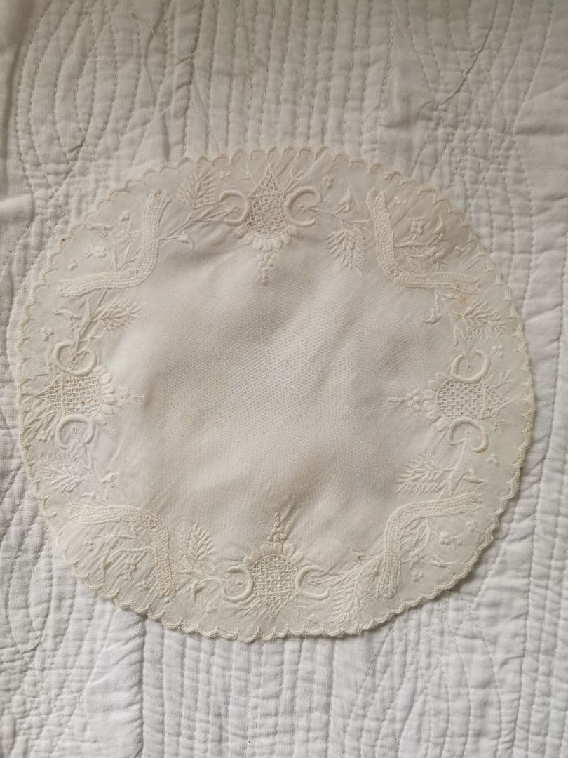 アンティーク スイス アペンツェル刺繍 精緻な白糸刺繍 プチスカラップドイリー