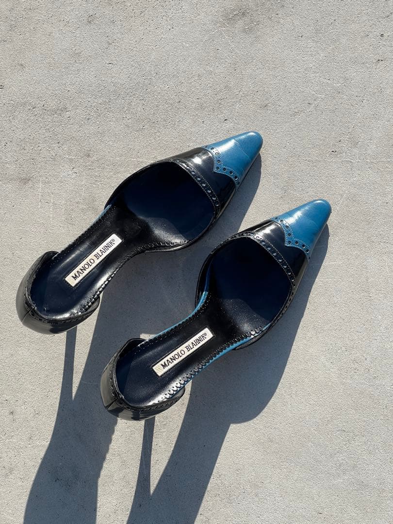 Manolo Blahnik 黒青ポインテッドトゥヒール