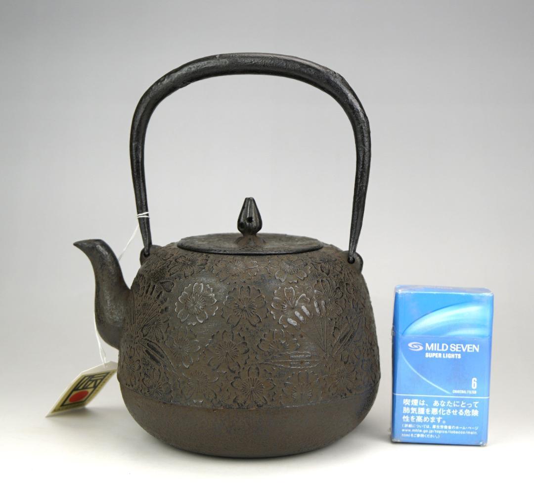 南部盛岡釜師『佐々木薫山』作　桜花紋鉄瓶　共箱　栞付　未使用品