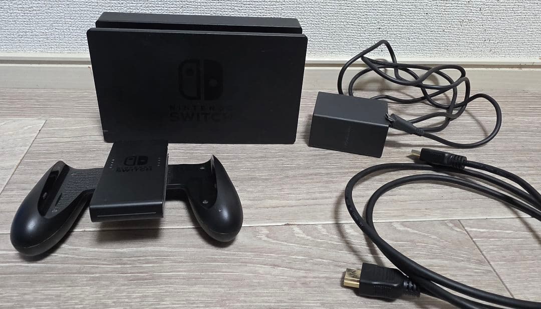 Nintendo Switch 本体【目立ったキズなし・動作良好・ケース付き】