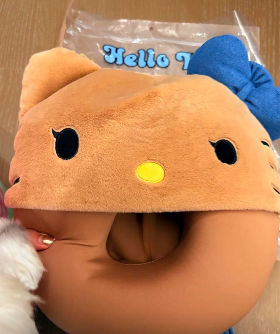 新品正規品　海外限定Hello Kitty x TBH ネックピロー