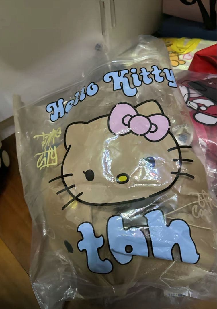 新品正規品　海外限定Hello Kitty x TBH ネックピロー