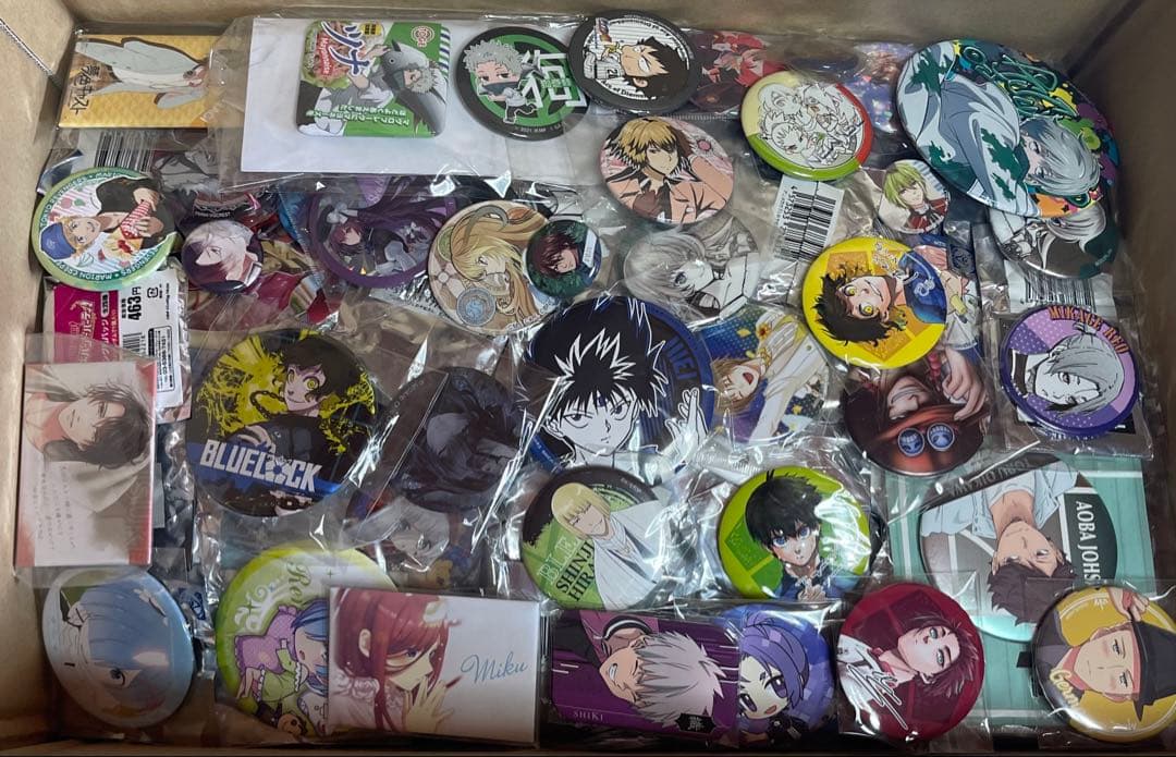 アニメグッズ　キャラクターグッズ 缶バッジ まとめ売り　1200個以上一箱限定