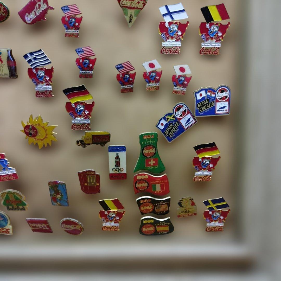 コカ・コーラ ノベルティピンバッジ 74個 木製額付 (管75)