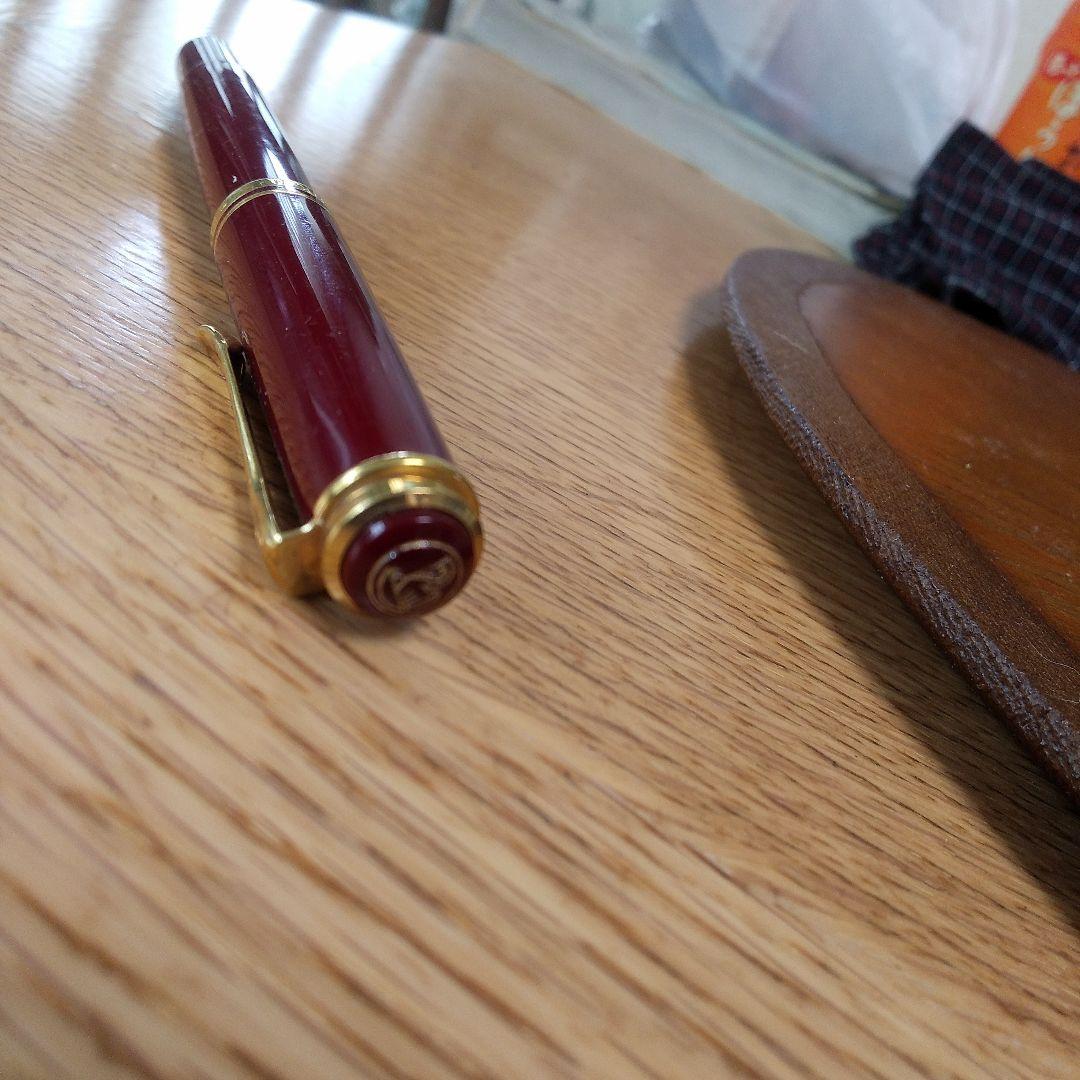 赤色の金属製万年筆