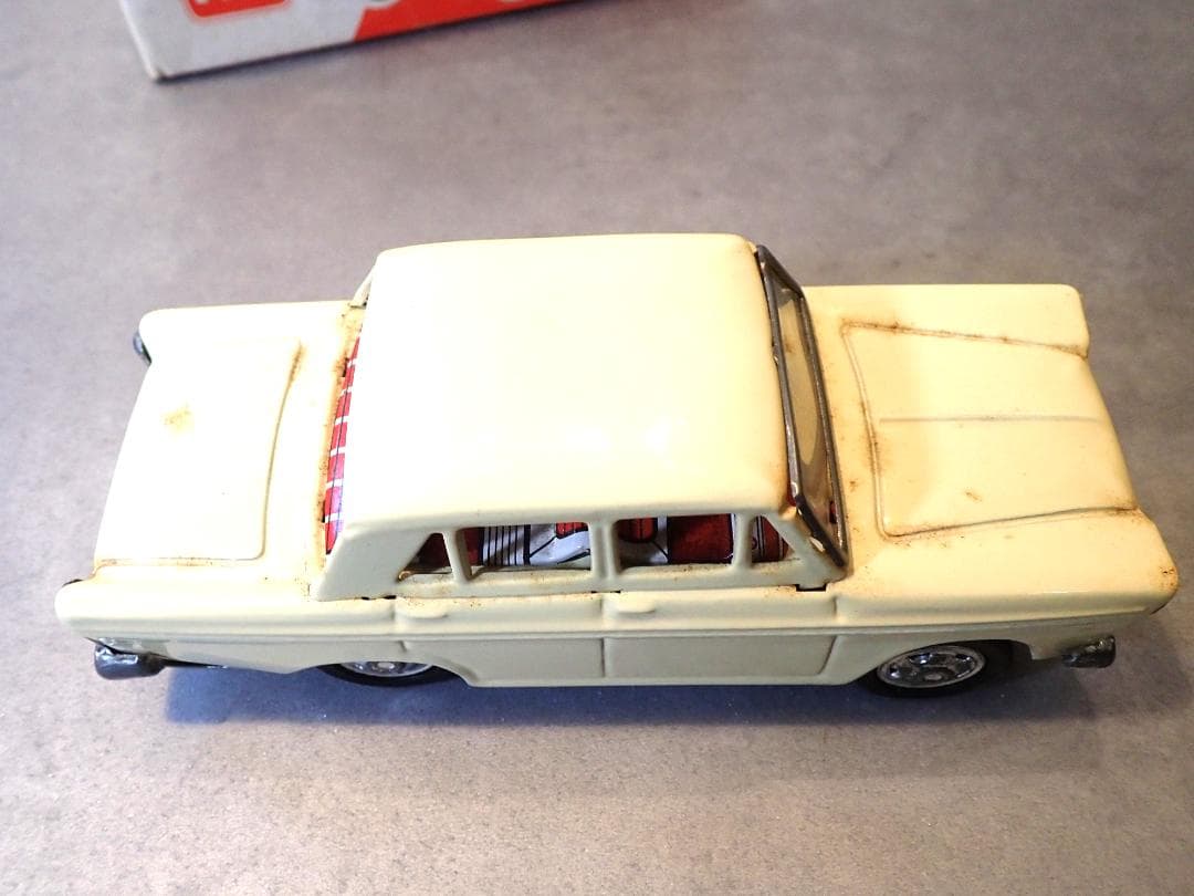 FIAT 2300 ミニカー クリーム色 箱付き ビンテージブリキカー日本製