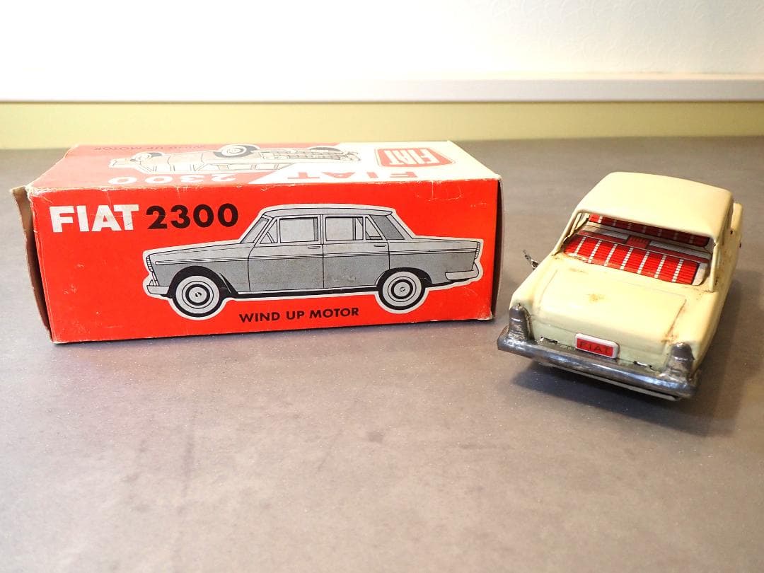 FIAT 2300 ミニカー クリーム色 箱付き ビンテージブリキカー日本製