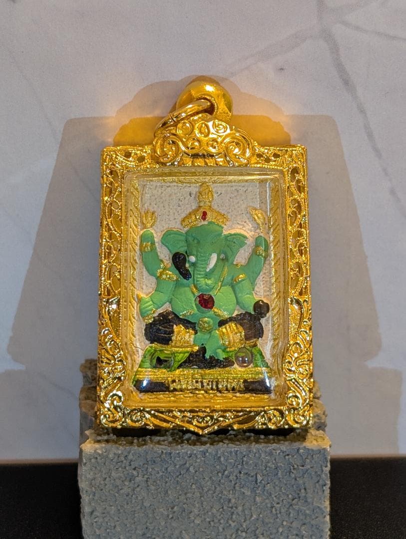 タイお守り　プラクルアン　ルアン・ポークン　ソムデット　2556年　(049)