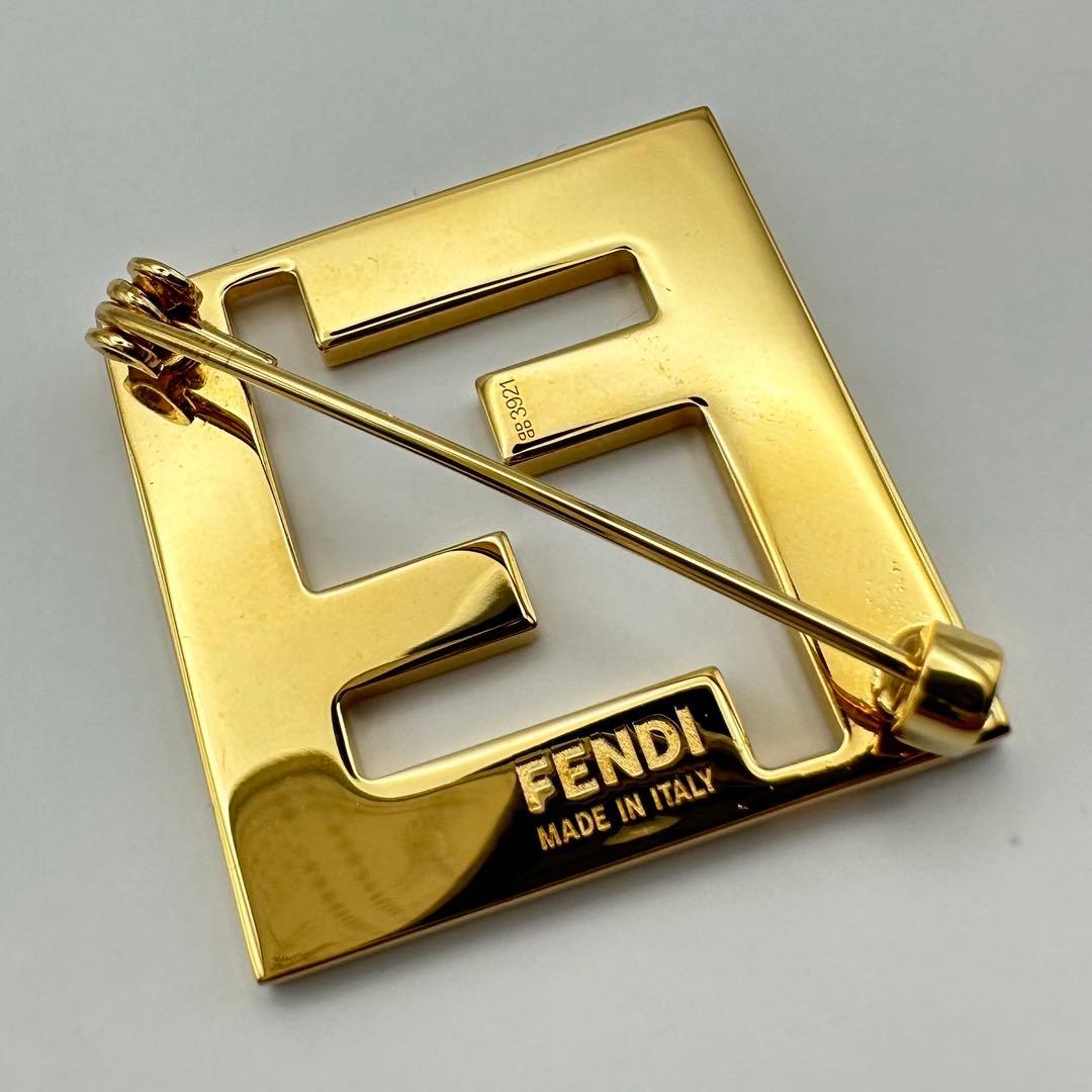 FENDI 美品■ブローチ フォーエバー FFロゴ ホワイト ゴールド
