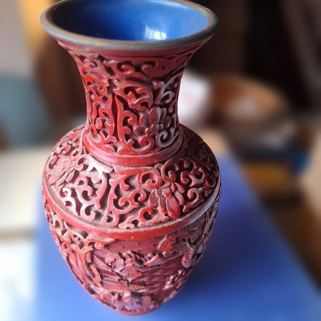 赤色彫刻花瓶 高さ約20cm