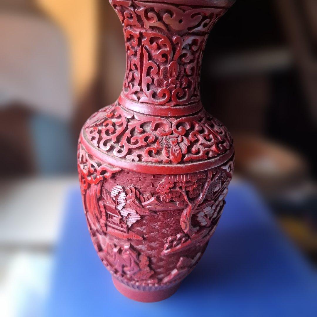 赤色彫刻花瓶 高さ約20cm