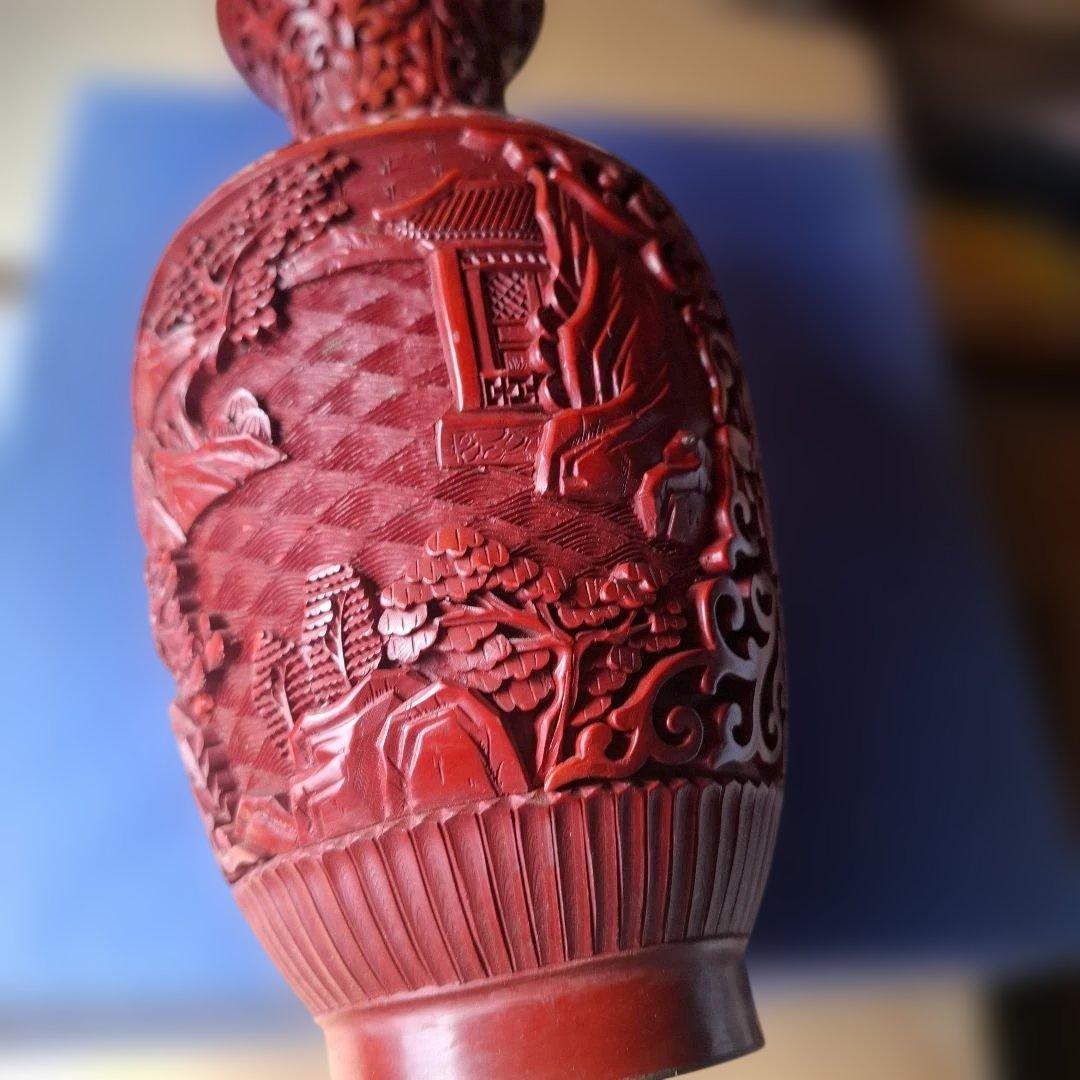 赤色彫刻花瓶 高さ約20cm