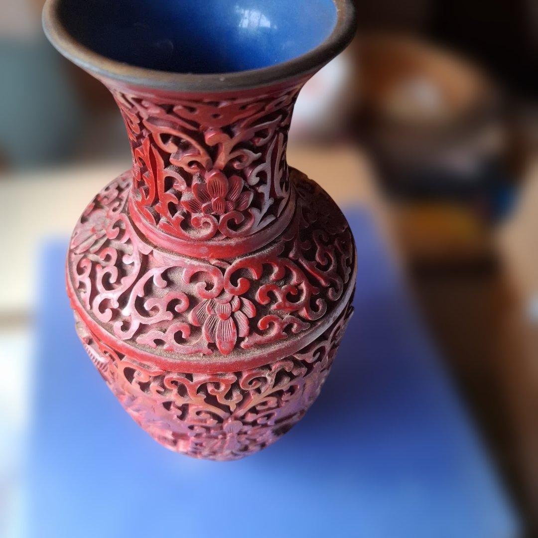 赤色彫刻花瓶 高さ約20cm