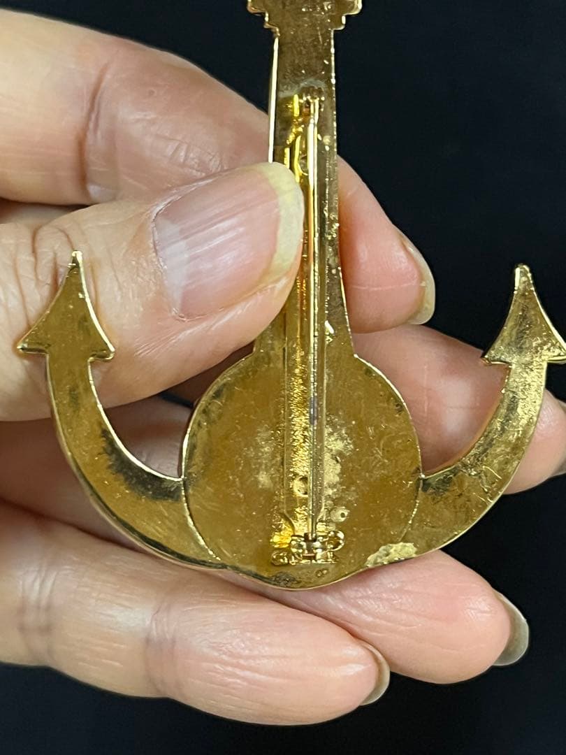 CHANEL シャネルのイカリモチーフブローチ