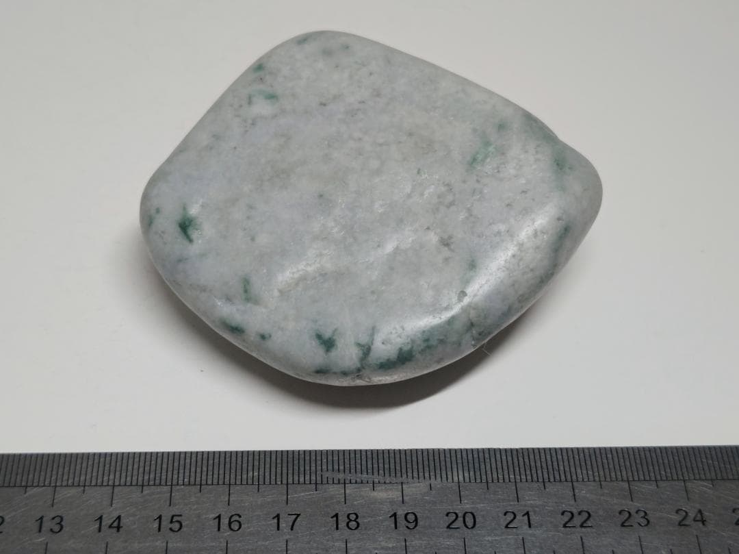 糸魚川76 翡翠 378g ヒスイ 原石 鑑賞石 自然石 誕生石 鉱物 鉱石